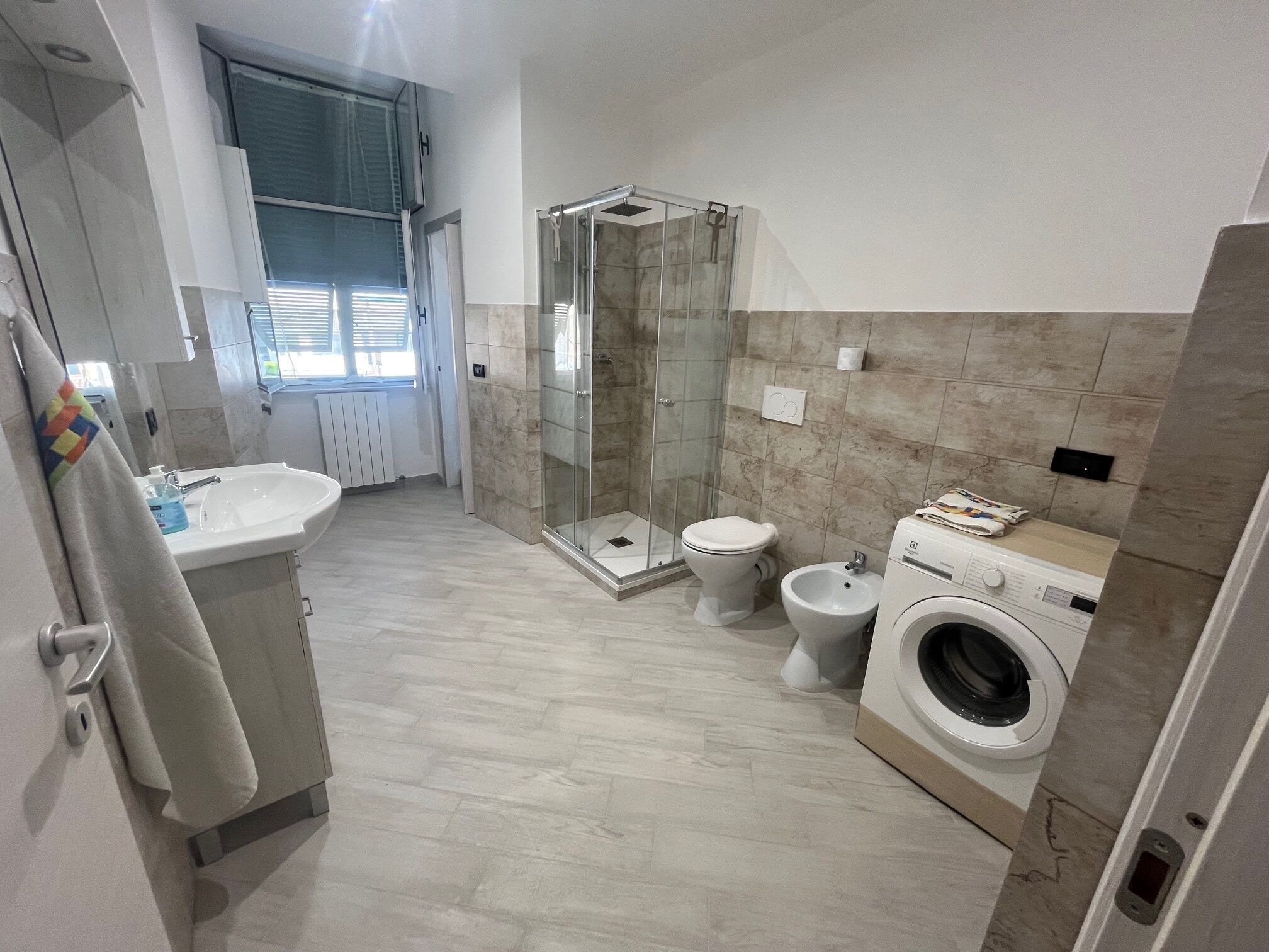 Douche, sèche-cheveux, bidet, serviettes fournies