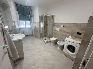 Dusche, Haartrockner, Bidet, Handtücher