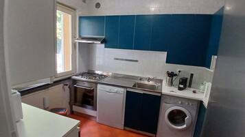 KĂŒhlschrank, Mikrowelle, Ofen, Herdplatte