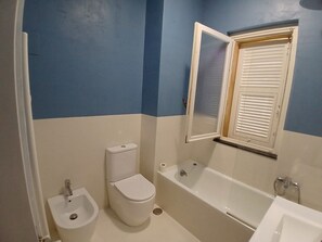 Douche, bidet, serviettes fournies