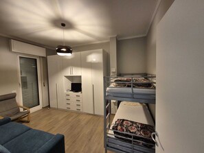 Planxa i posts de planxar, wifi gratuïta i roba de llit