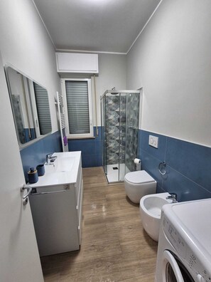 Shower, hair dryer, bidet, towels - Casa Mimose - Two Bedroom Apartment, Sleeps 5 (Cogoleto)