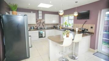 Een koelkast, een microgolfoven, een oven, een kookplaat