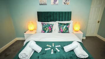 Een strijkplank/strijkijzer, wifi, beddengoed