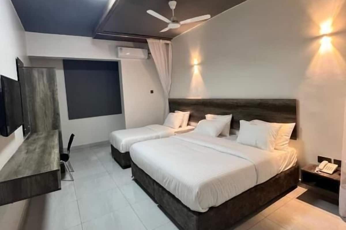 Deluxe driepersoonskamer, uitzicht op de stad | Een kluis op de kamer, een bureau, een laptopwerkplek