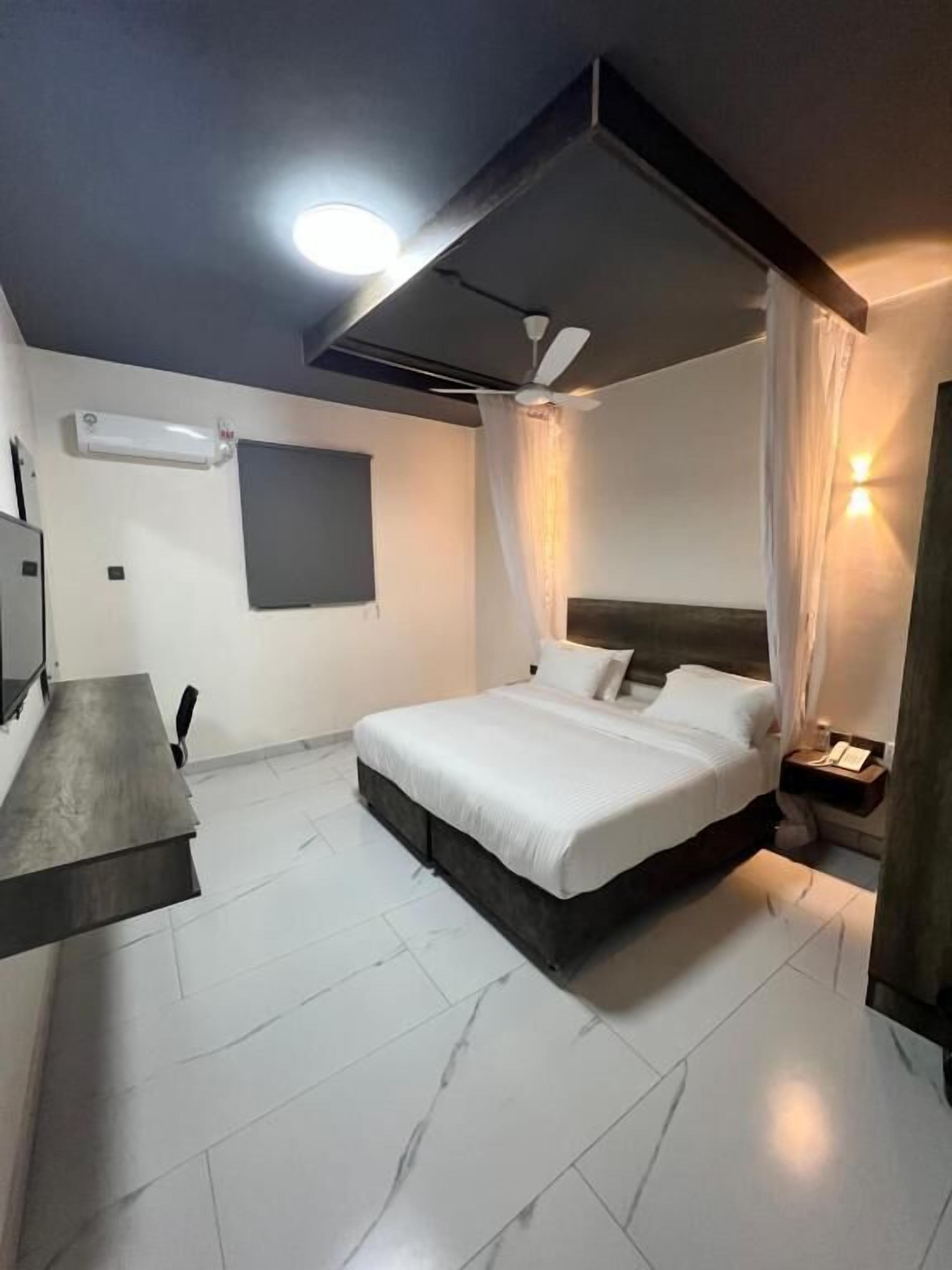 Habitación doble superior, vista a la ciudad | Caja de seguridad en la habitación y escritorio 