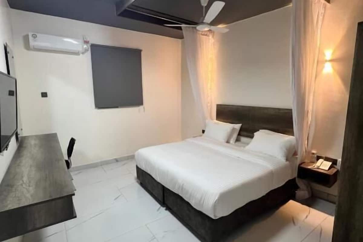 Superior tweepersoonskamer, uitzicht op de stad | Een kluis op de kamer, een bureau, een laptopwerkplek