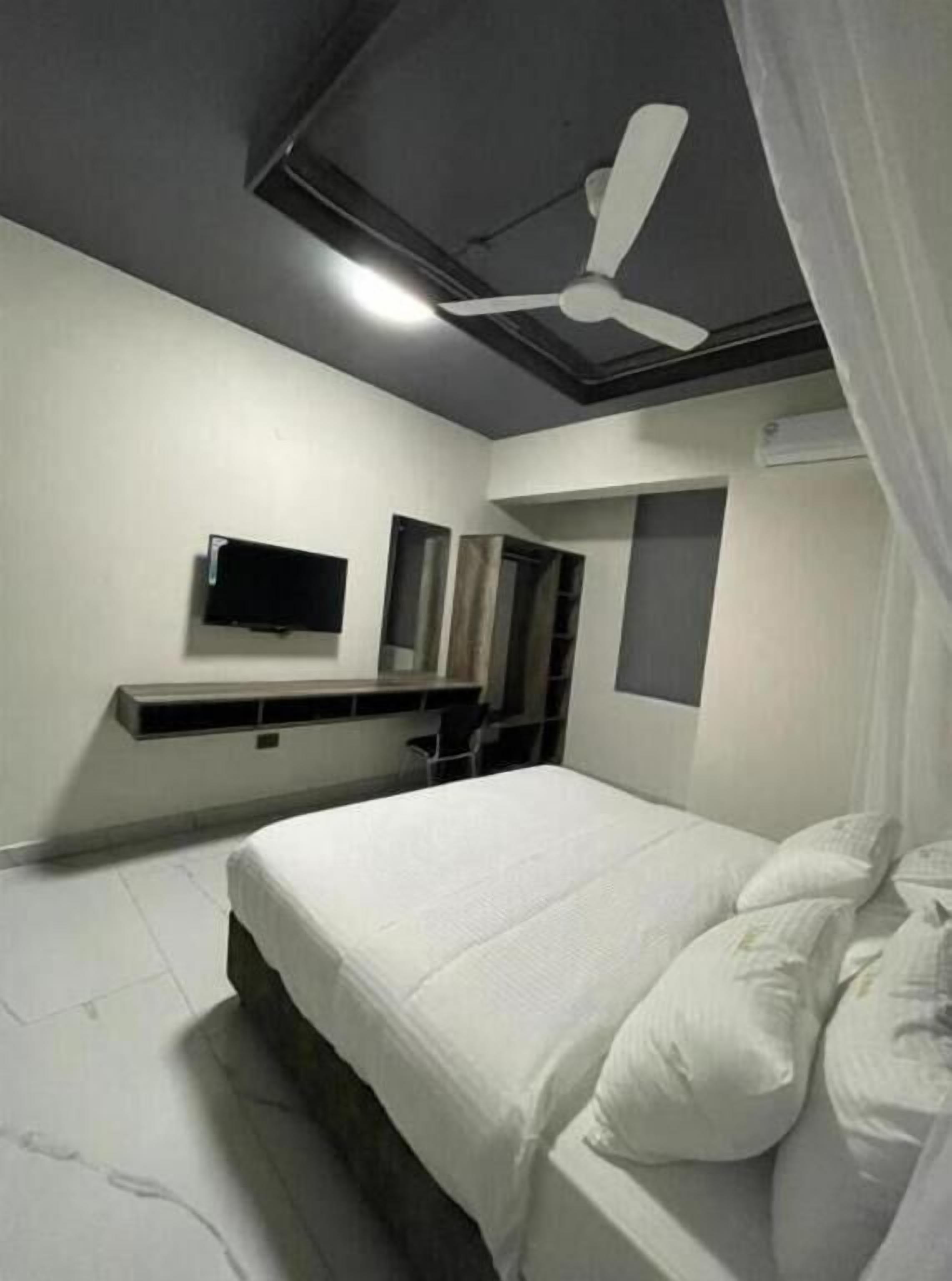 Habitación doble Deluxe, vista a la ciudad | Caja de seguridad en la habitación y escritorio 