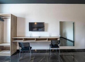 Deluxe Quadruple Room, City View | Interior - Ivory Suites (Mombasa)