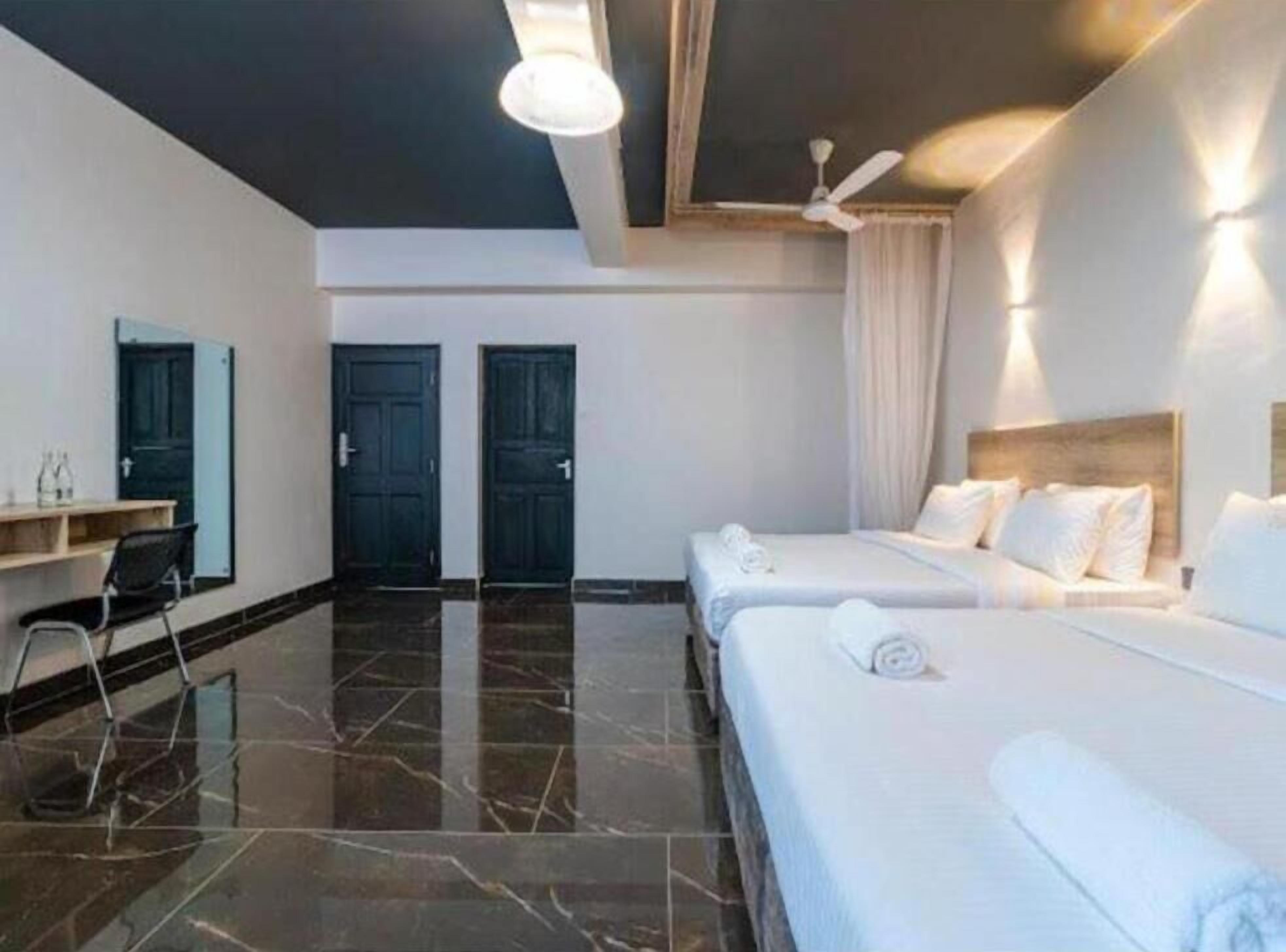 Habitación cuádruple Deluxe, vista a la ciudad | Caja de seguridad en la habitación y escritorio 