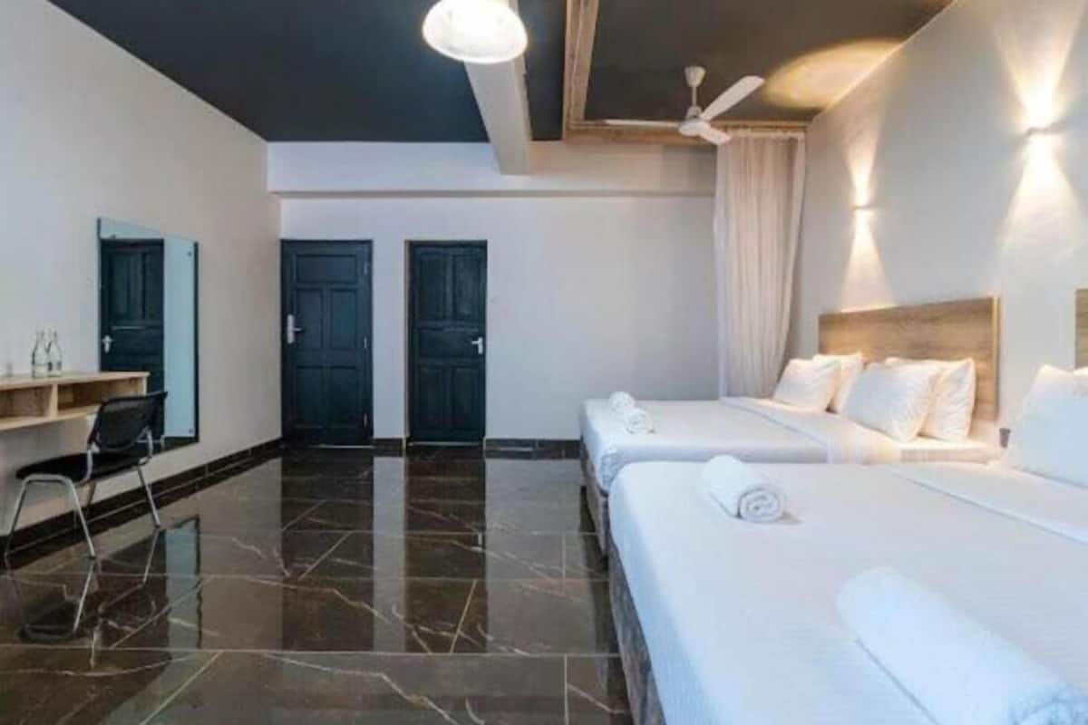 Deluxe vierpersoonskamer, uitzicht op de stad | Een kluis op de kamer, een bureau, een laptopwerkplek