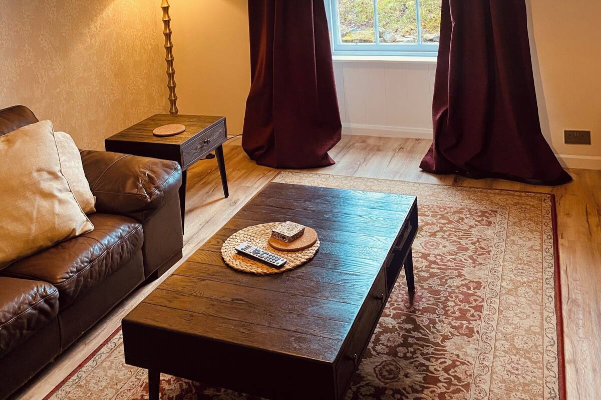 Coachman's Cottage, Luxury 2 bed cottage, Glen views, historic courtyard. | 이집트산 면 시트, 고급 침구, 각각 다른 스타일의 인테리어, 각각 다르게 가구 비치