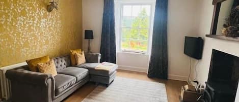 Casa de campo, patio, vista a la colina | Área de sala de estar