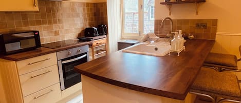 The Hayloft, Luxury loft style cottage, courtyard views | 전용 주방 | 냉장고, 전자레인지, 오븐, 쿡탑