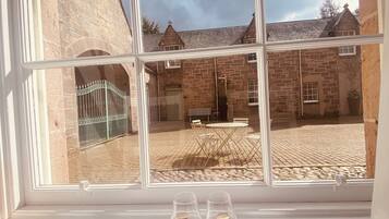 Coachman's Cottage, Luxury 2 bed cottage, Glen views, historic courtyard. | Private kitchen | Fridge, microwave, oven, stovetop