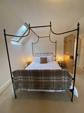 The Bothy, Luxury cottage, Glen views in historic courtyard. | Egyptian cotton sheets, premium bedding, individually decorated - Brylach Steading (Aberlour)