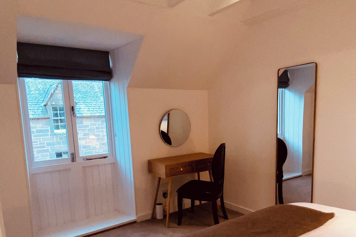 Coachman's Cottage, Luxury 2 bed cottage, Glen views, historic courtyard.