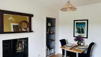 Casa de campo, patio, vistas a la colina | Restauración