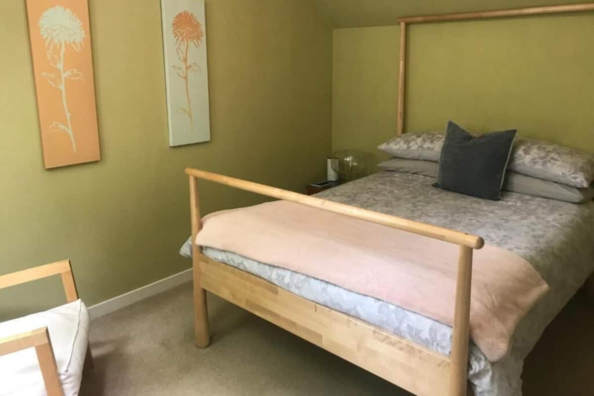 Comfort-mökki, patio, piha-alue | Työpöytä, kannettavalle tietokoneelle sopiva työtila