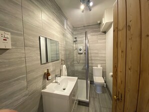 Casa de campo, varanda, vista para a colina | Banheiro | Chuveiro, produtos de toalete grátis, secador de cabelo 