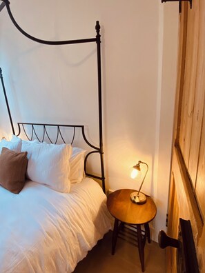 The Bothy, Luxury cottage, Glen views in historic courtyard. | Egyptian cotton sheets, premium bedding, memory foam beds - Brylach Steading (Aberlour)