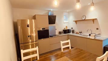 Coachman's Cottage, Luxury 2 bed cottage, Glen views, historic courtyard. | Bếp riêng | Tủ lạnh, lò vi sóng, lò nướng, bếp nấu