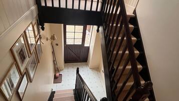 The Hayloft, Luxury loft style cottage, courtyard views