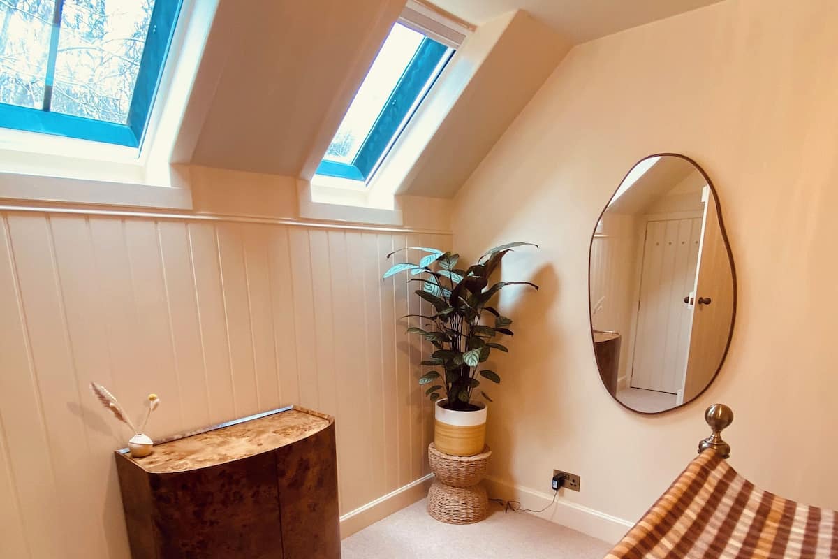 The Hayloft, Luxury loft style cottage, courtyard views