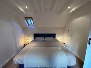 Coachman's Cottage, Luxury 2 bed cottage, Glen views, historic courtyard.