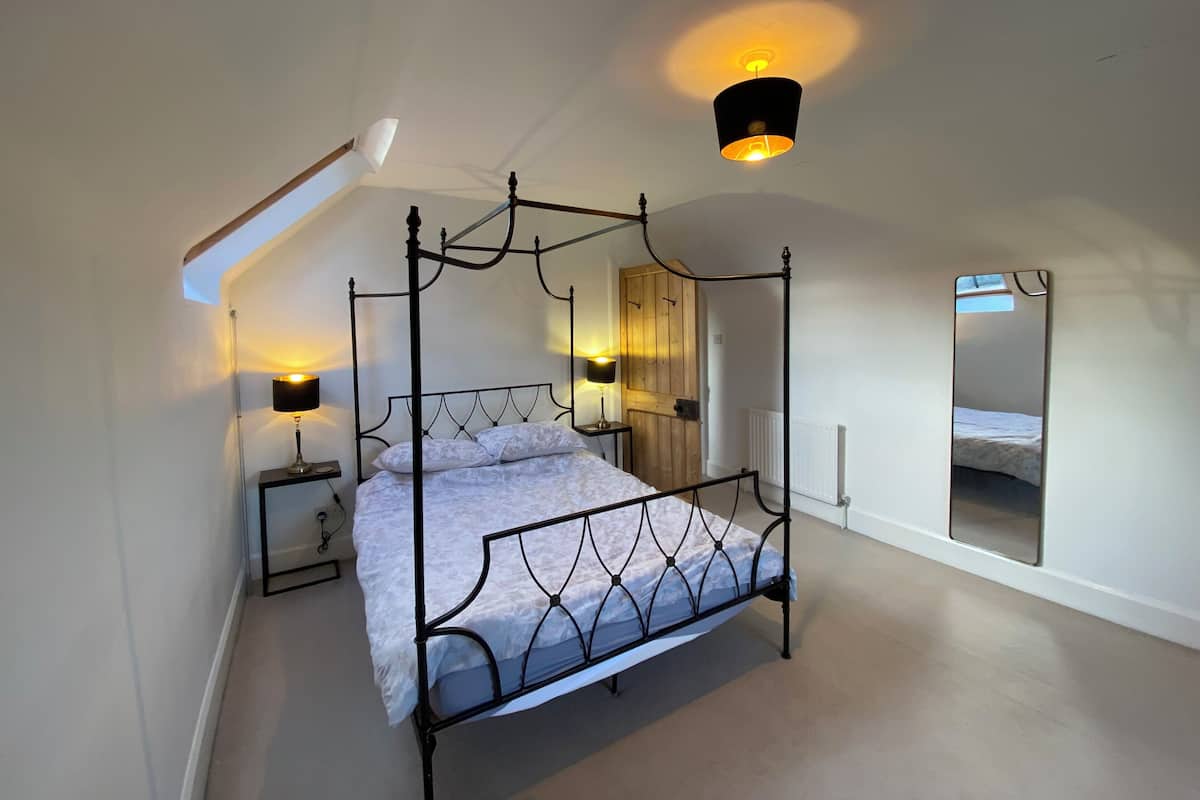 Mökki, patio, näköala mäelle | Työpöytä, kannettavalle tietokoneelle sopiva työtila