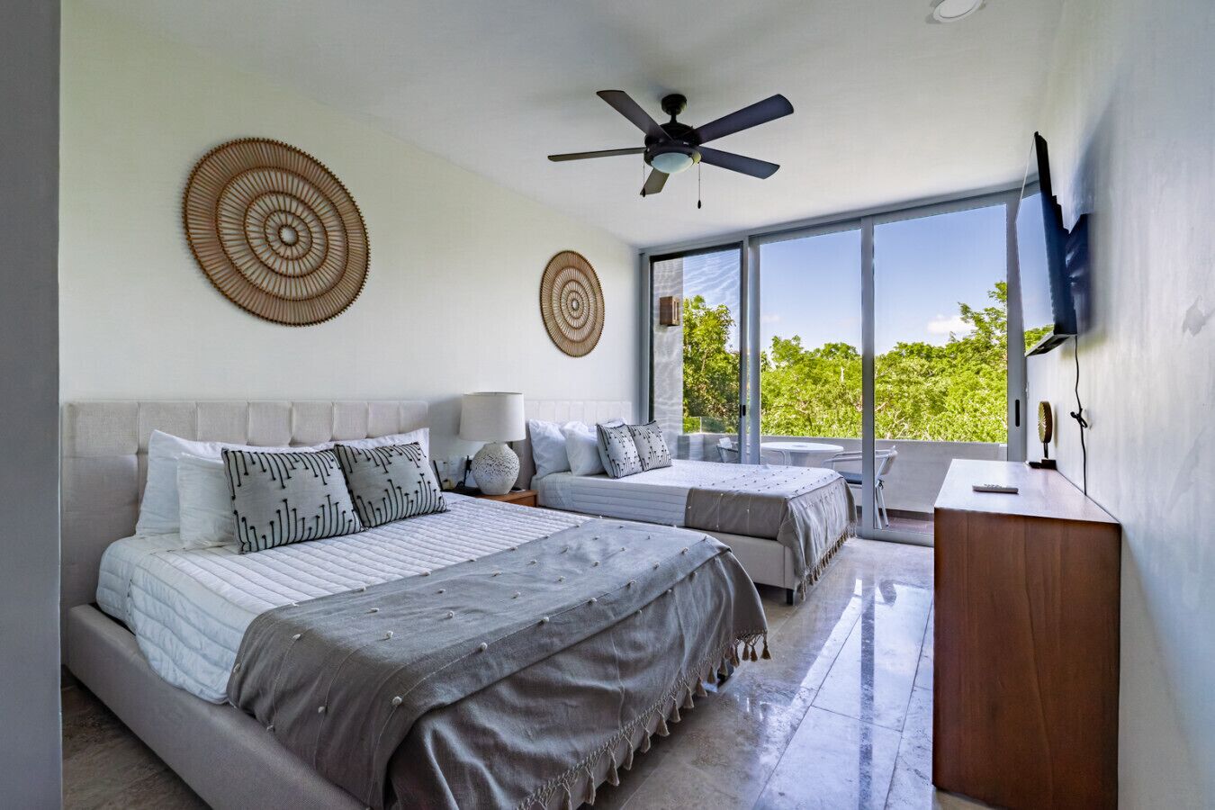 Tabla de planchar con plancha, wifi y ropa de cama 