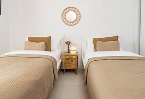 A hotel room with two beds, a nightstand with a lamp, and a wall-mounted mirror. - Lme3bb - Modern Flat With a Stunning 50 m² Terrace (Estepona)