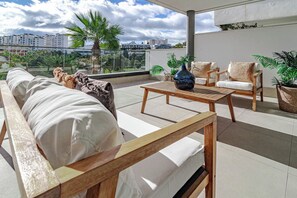 A rooftop terrace with a sofa, chairs, a table, and potted plants. - Lme3bb - Modern Flat With a Stunning 50 m² Terrace (Estepona)