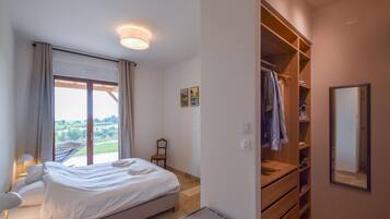 House | 5 bedrooms, individually furnished, iron/ironing board, bed sheets