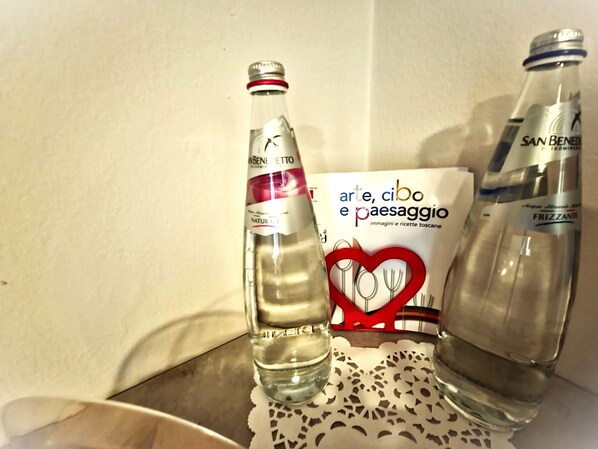 Deux bouteilles d’eau et une boîte décorée d’un motif en forme de cœur.