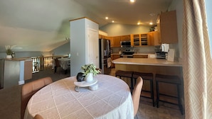 Dining - Spacious 5-bedroom house in a quiet part of Billings close to entertainment. (Billings)