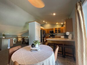 Dining - Spacious 5-bedroom house in a quiet part of Billings close to entertainment. (Billings)