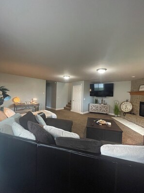 Smart TV, fireplace - Spacious 5-bedroom house in a quiet part of Billings close to entertainment. (Billings)