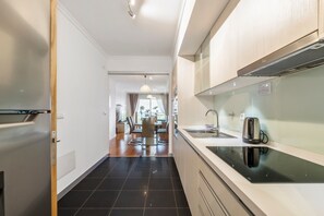 Frigorífico, microondas, horno y placa de cocina