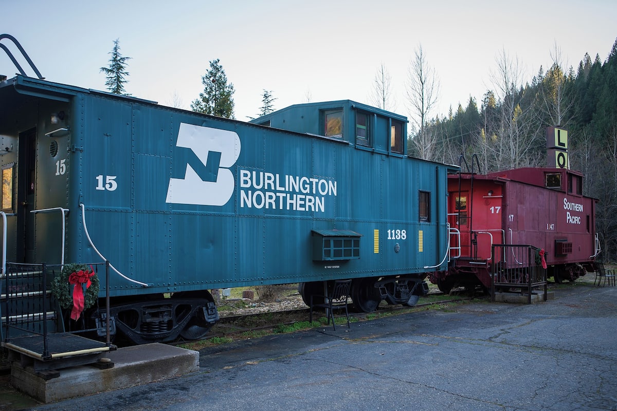 Ein Burlington Northern Güterwaggon mit der Nummer 15 in einer bewaldeten Gegend.