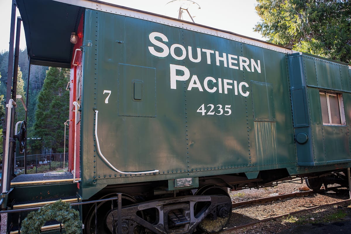 Ein grüner Zugwagen der Southern Pacific mit der Nummer 4235, einer Tür und einem kleinen Fenster.