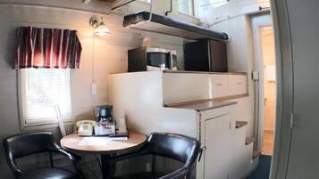 Basic Room | Living area