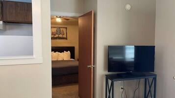 Basic Single Room, 1 Queen Bed | Living area