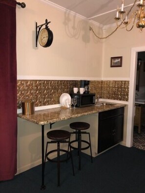 Honeymoon Room | Private kitchen | Fridge, microwave - Jubilee Railroad Wilderness Lodge (Dunsmuir)