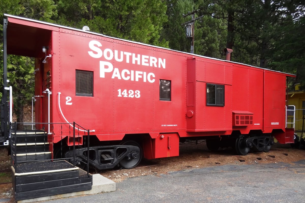 Ein roter Waggon der Southern Pacific Eisenbahn mit der Nummer 1423, einer kleinen Plattform und Stufen.