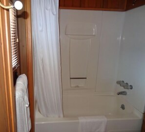 Family Room | Bathroom | Shower, free toiletries, towels, soap - Jubilee Railroad Wilderness Lodge (Dunsmuir)
