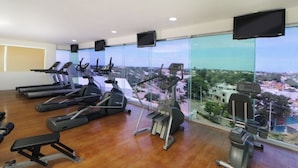 A gym with treadmills, ellipticals, and a bench. - Hotel Viajero Plus (Ciudad del Carmen)
