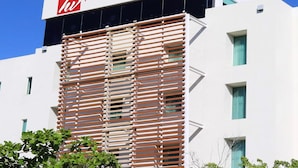 A modern building with a sign for Hotel Viajero Plus, indicating it is a business hotel. - Hotel Viajero Plus (Ciudad del Carmen)