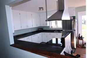 Four à micro-ondes, un four, surface de cuisson, lave-vaisselle