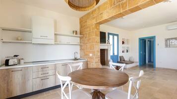 Kühlschrank, Mikrowelle, Herdplatte, Geschirrspüler